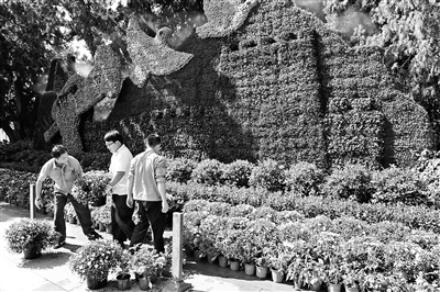 天安門廣場今晨開始擺花