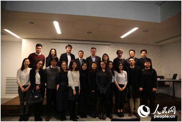 �з�����У(li��n)���e�k��һ��һ·������I(l��ng)��(d��o)����ϵ����ӑ��(hu��)