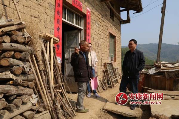 去五保戶(hù)家里了解生產(chǎn)生活情況.jpg