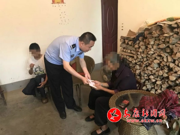 【暖意】婆孫相依為命 民警愛心捐款1_meitu_1.jpg